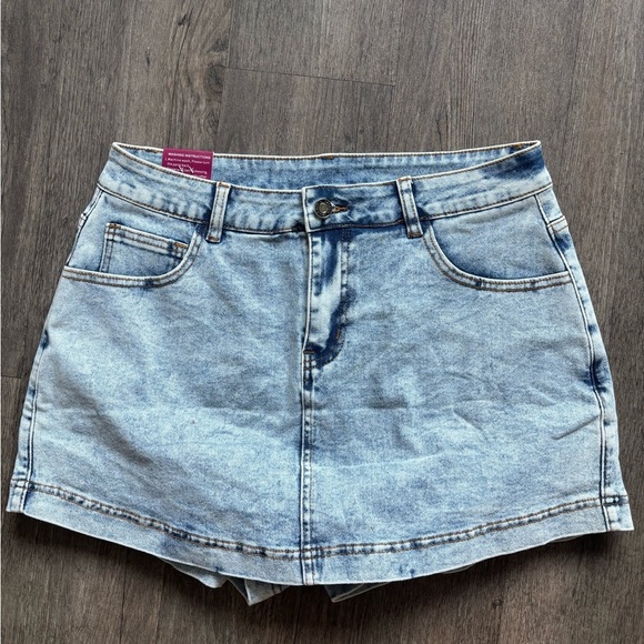 Blue Denim Skort with Vintage-Inspired Look - Picture 1 of 5